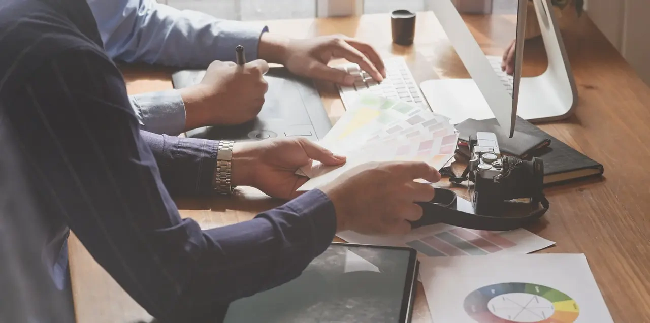 employees work at the table